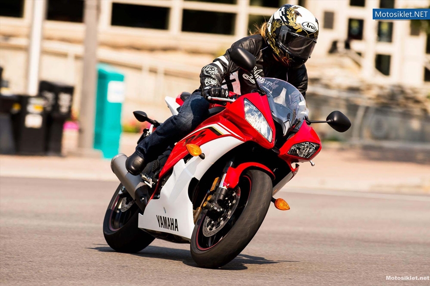 2013-Model-YAMAHA-YZF-R6-011