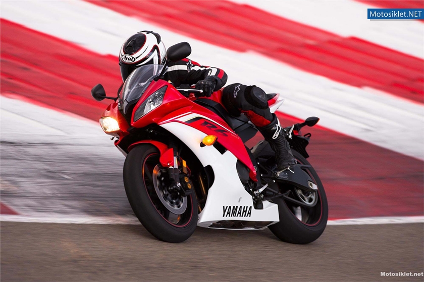 2013-Model-YAMAHA-YZF-R6-027
