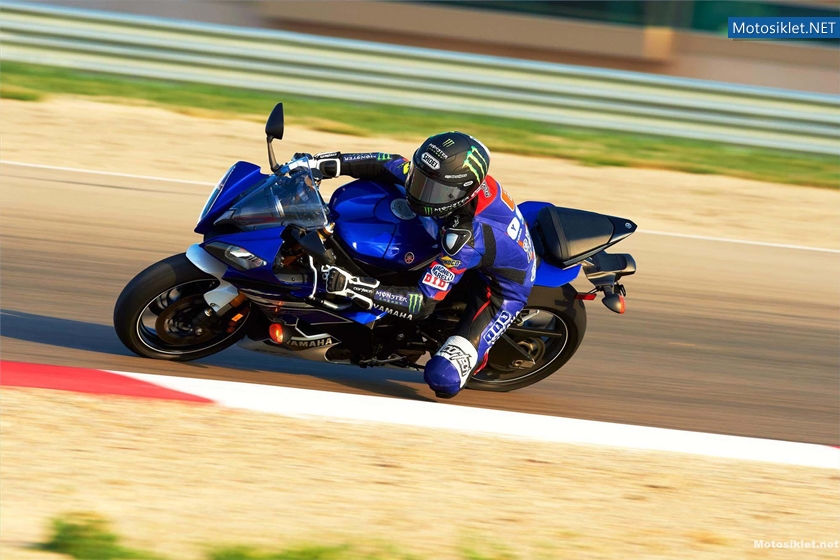 2013-Model-YAMAHA-YZF-R6-029