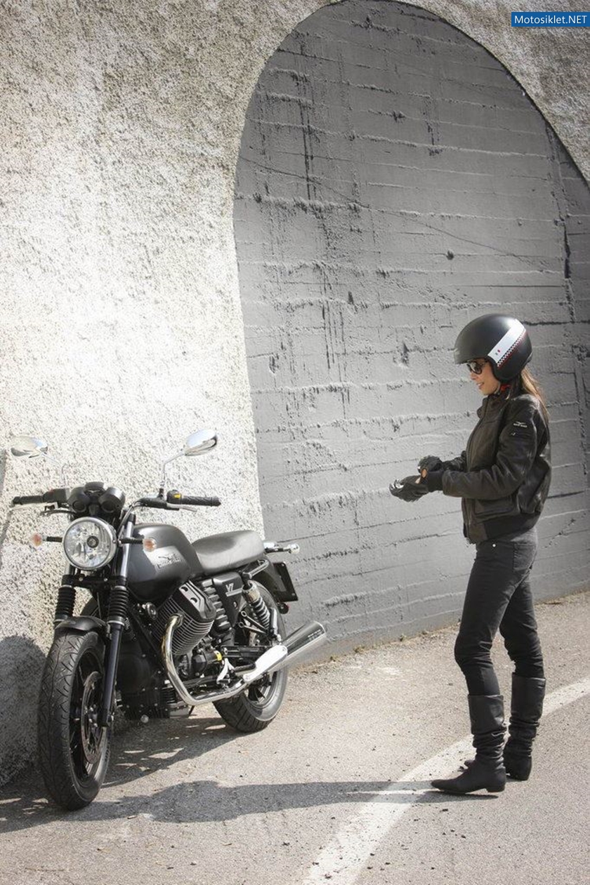 Moto-Guzzi-V7-Stone-2012-023
