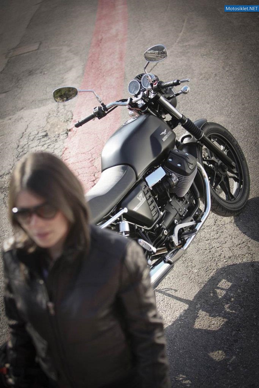 Moto-Guzzi-V7-Stone-2012-025