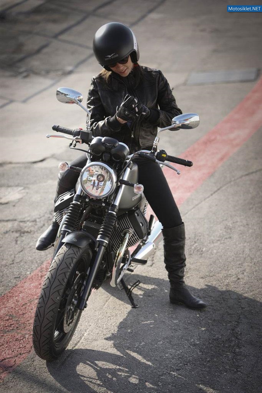 Moto-Guzzi-V7-Stone-2012-043
