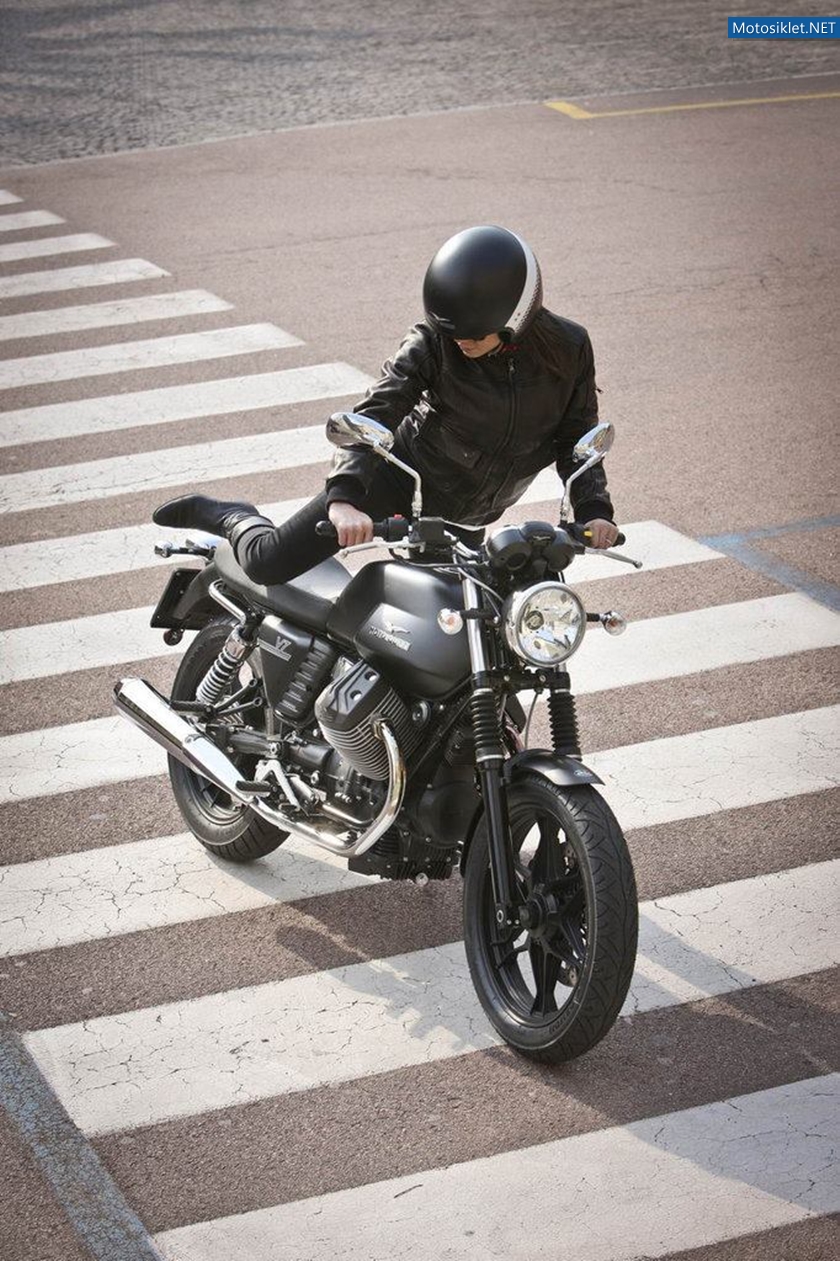Moto-Guzzi-V7-Stone-2012-044