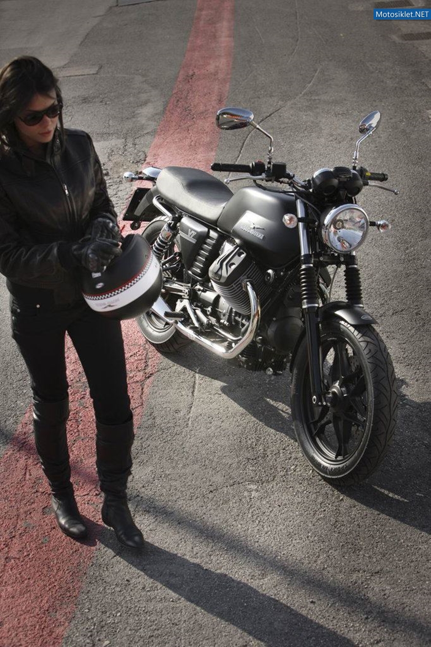 Moto-Guzzi-V7-Stone-2012-045