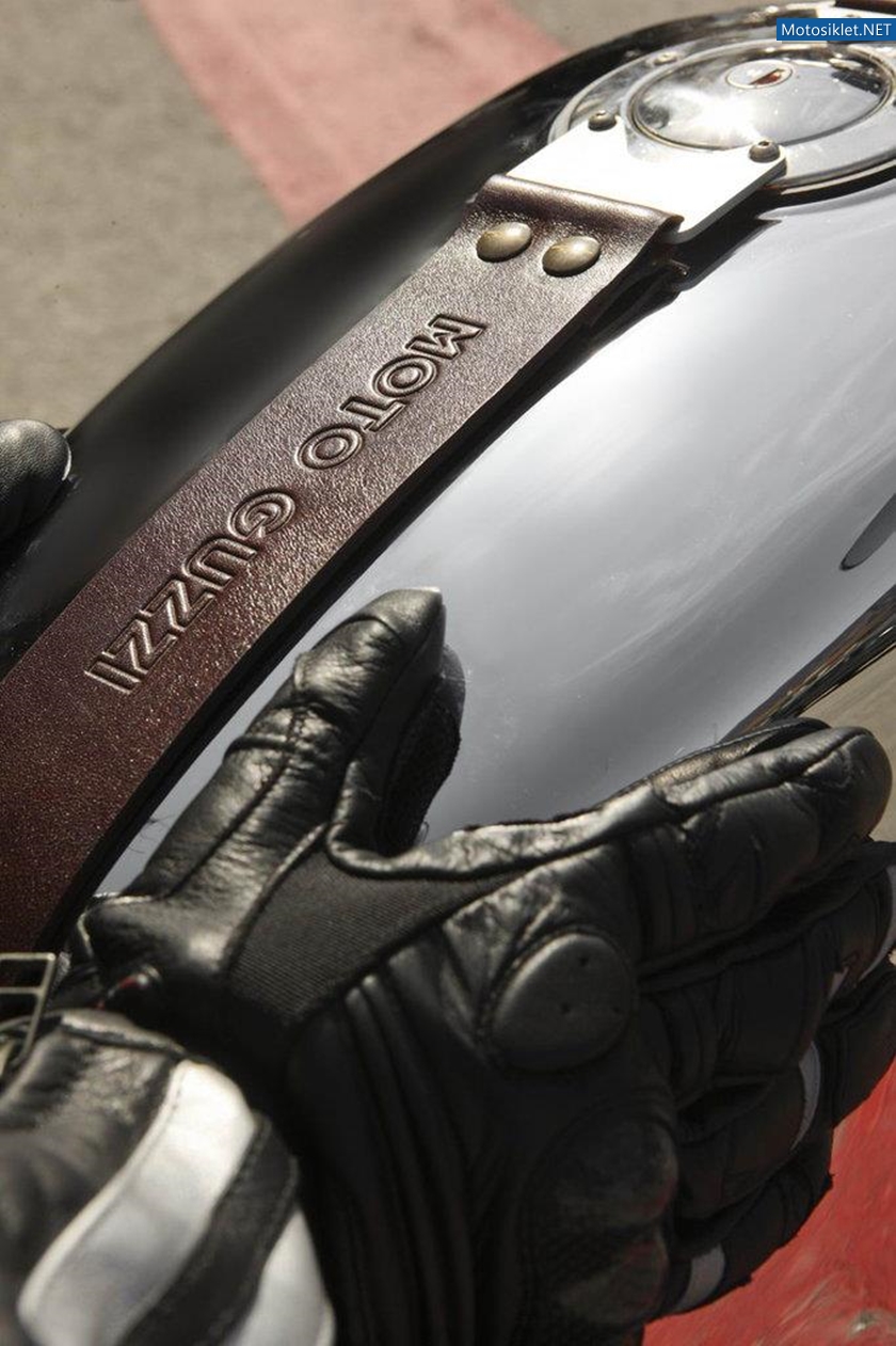 Moto-GuzziV7-Racer-2012-021