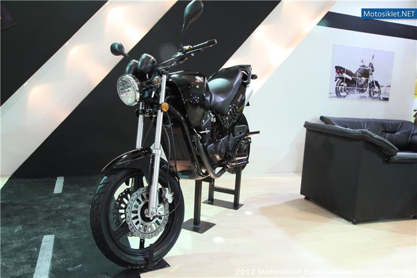2012MotosikletFuari-RegalRaptorStandi-006