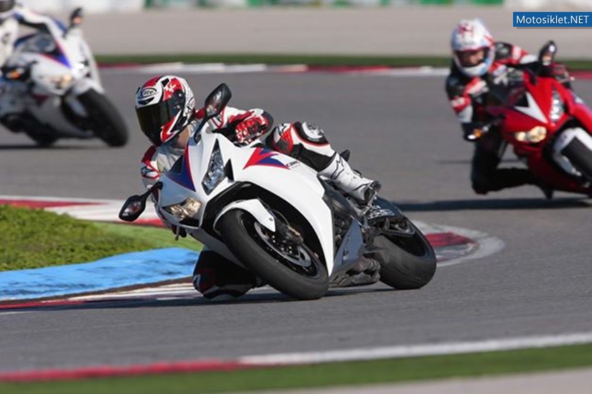 2012-model-Honda-CBR1000RR-011