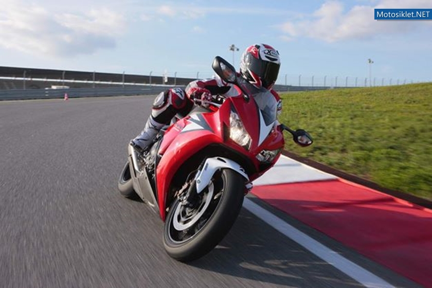 2012-model-Honda-CBR1000RR-024