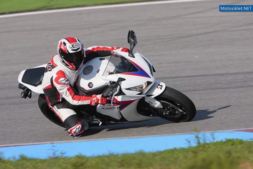 2012-model-Honda-CBR1000RR-036