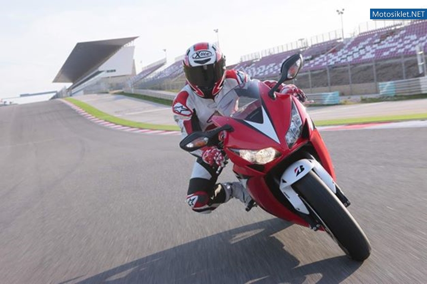 2012-model-Honda-CBR1000RR-045