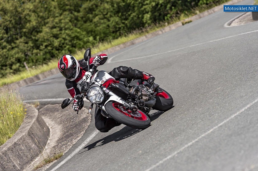 Ducati-Monster-821-030