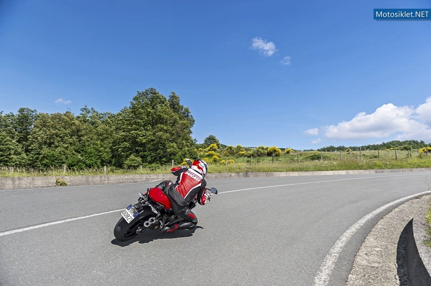 Ducati-Monster-821-053