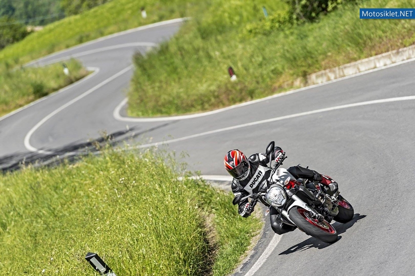 Ducati-Monster-821-054