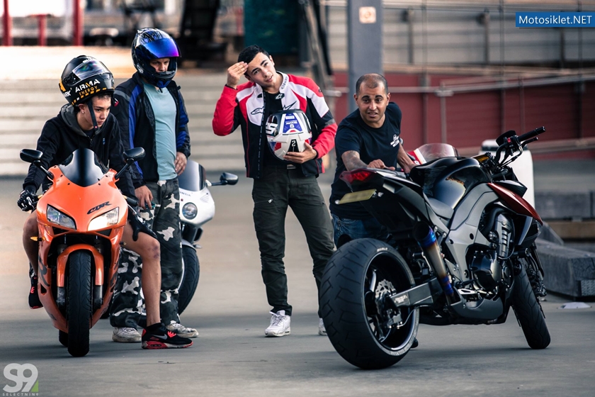 Kawasaki-Z1000-by-ZenGarage-013