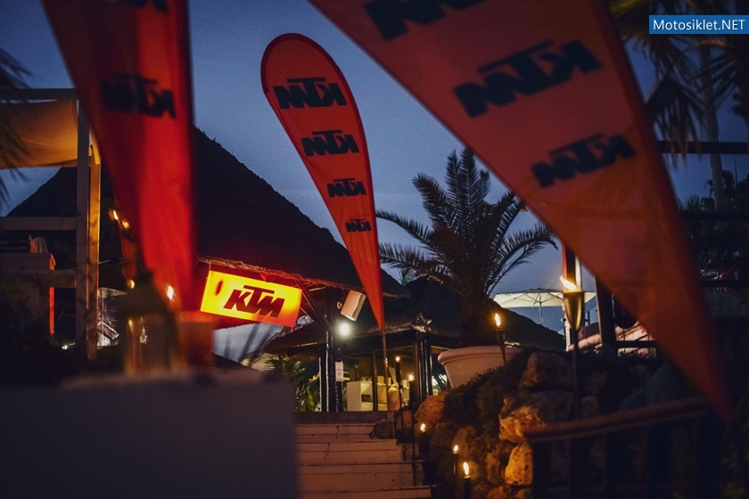 KTM-1290-Super-Duke-R-2014-001