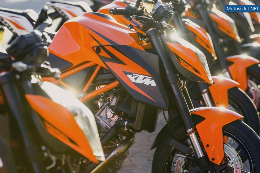 KTM-1290-Super-Duke-R-2014-016