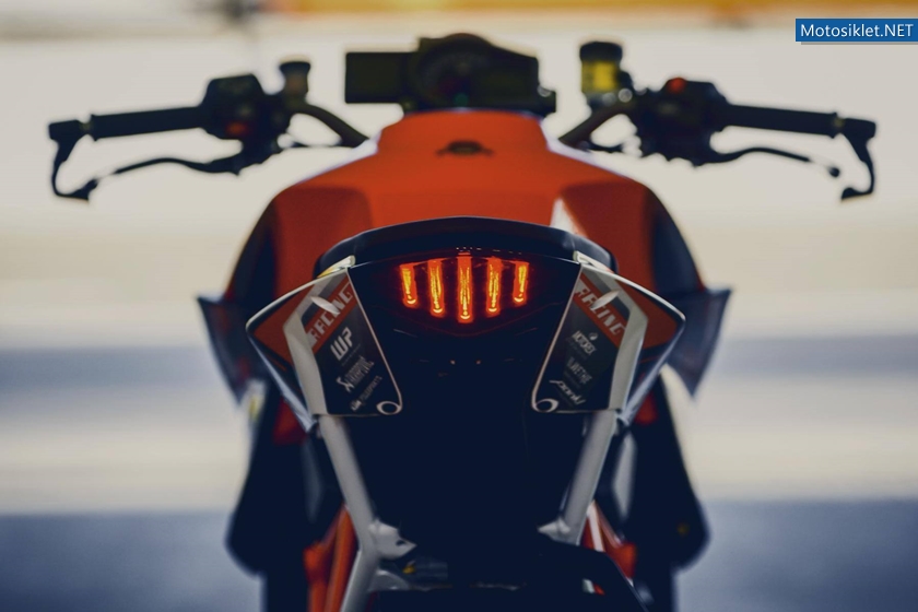 KTM-1290-Super-Duke-R-2014-021