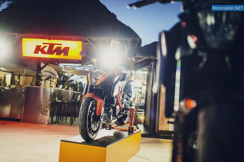 KTM-1290-Super-Duke-R-2014-029