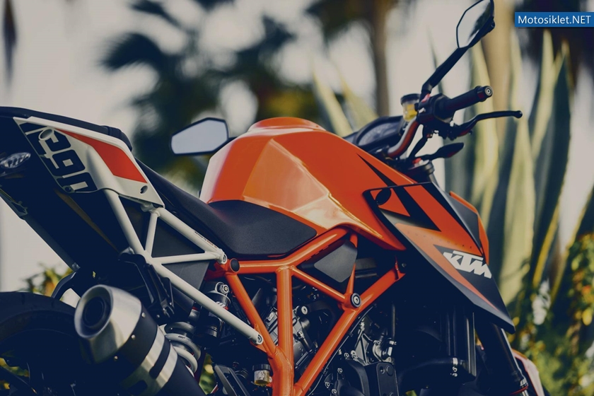 KTM-1290-Super-Duke-R-2014-030