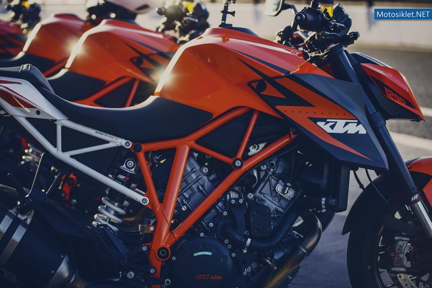 KTM-1290-Super-Duke-R-2014-045