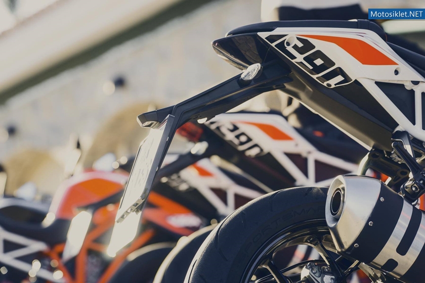 KTM-1290-Super-Duke-R-2014-046
