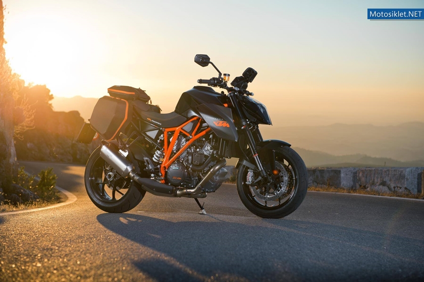 KTM-1290-Super-Duke-Touring-009