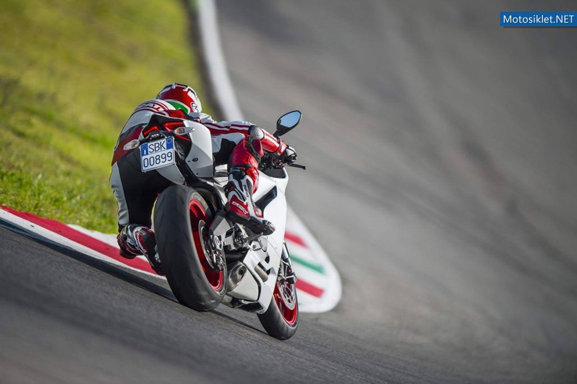 2014-Ducati-899-Panigale-009