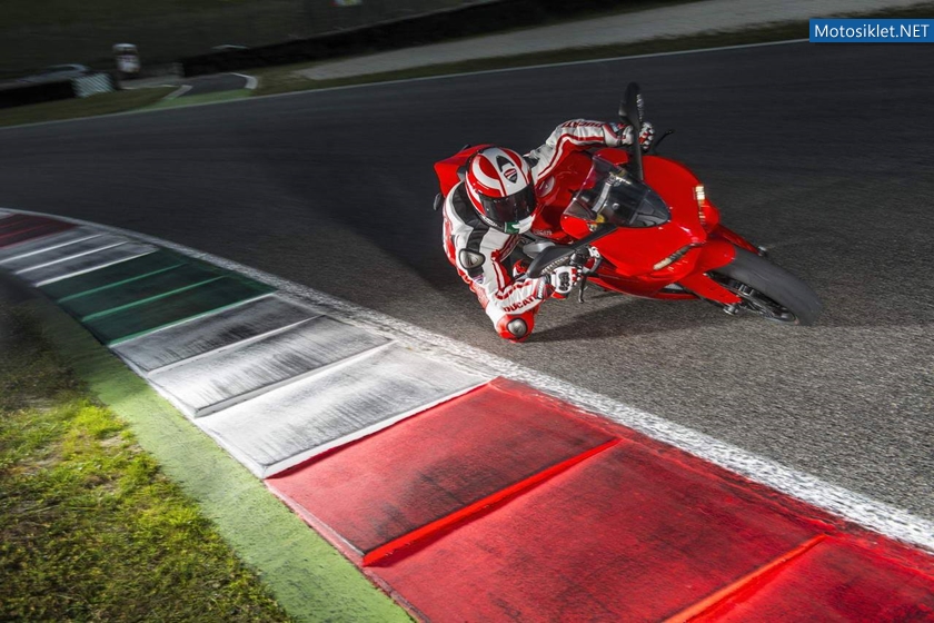2014-Ducati-899-Panigale-033