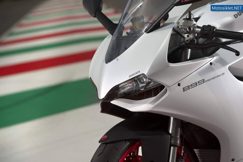 2014-Ducati-899-Panigale-038