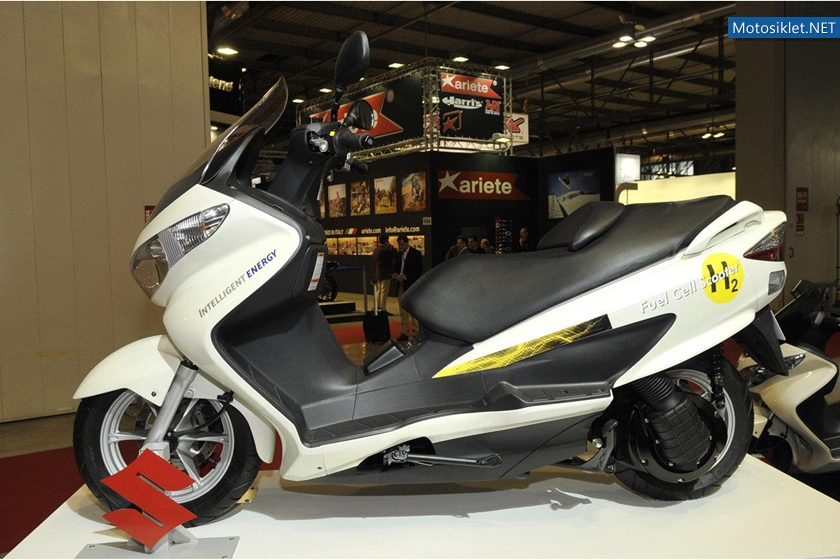 SUZUKI-Milano-Motosiklet-Fuari-EICMA2011-007