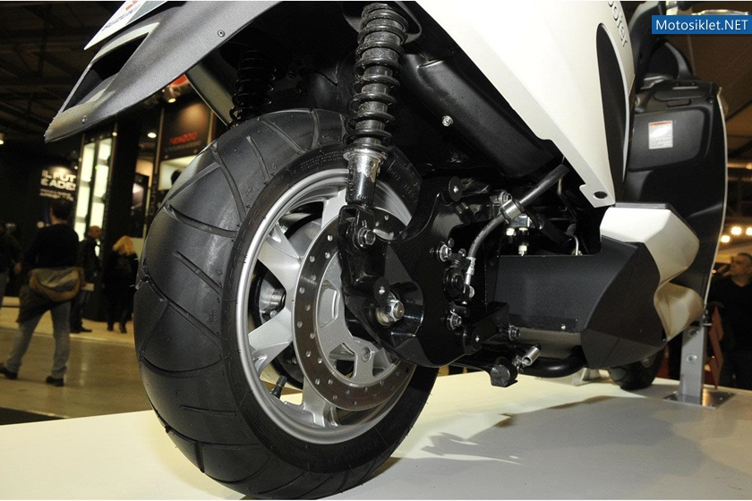 SUZUKI-Milano-Motosiklet-Fuari-EICMA2011-033