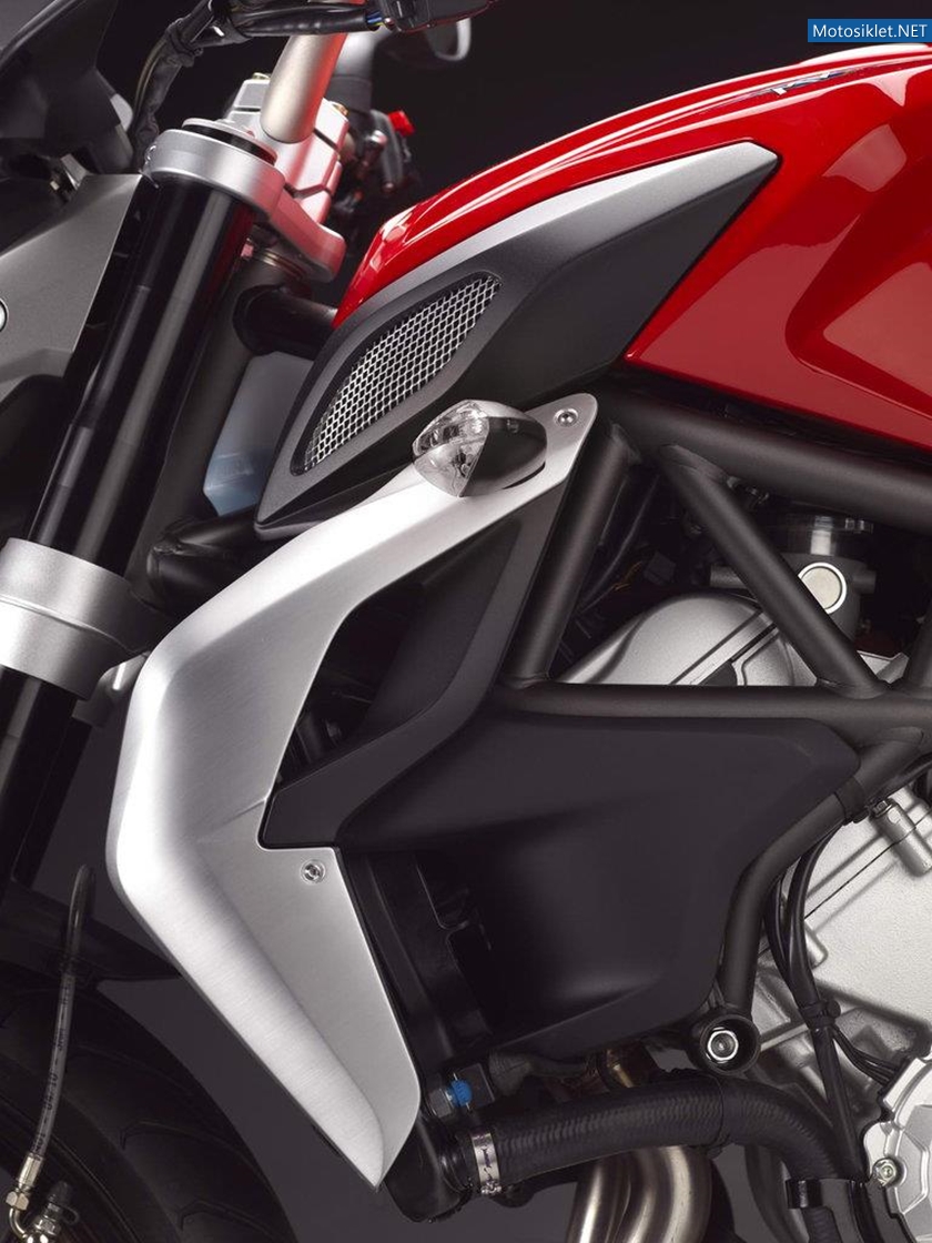 MV-Agusta-Brutale-675-009