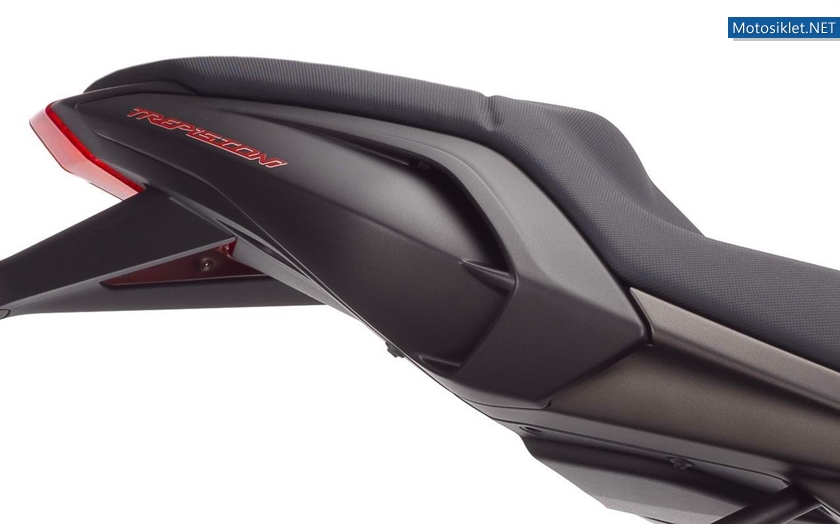 MV-Agusta-Brutale-675-011
