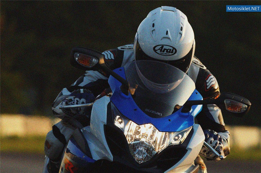 2012-Suzuki-GSX-R1000-007