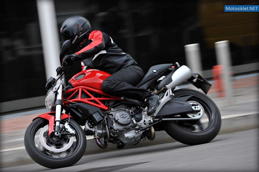 Ducati-Monster-795-001