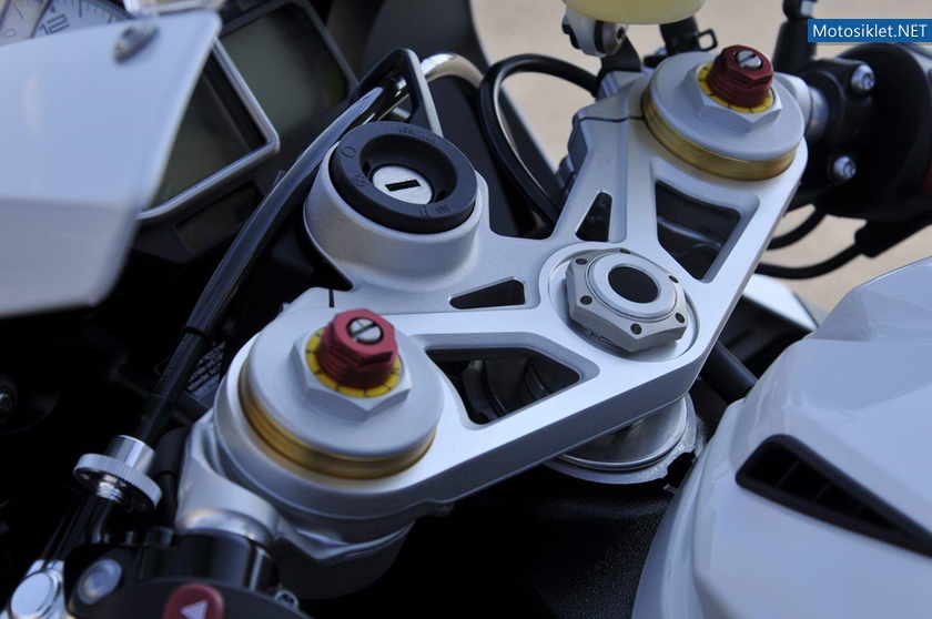 2012-BMW-S-1000RR-094