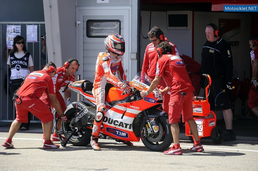 Ducati-2011-MotoGP-0021