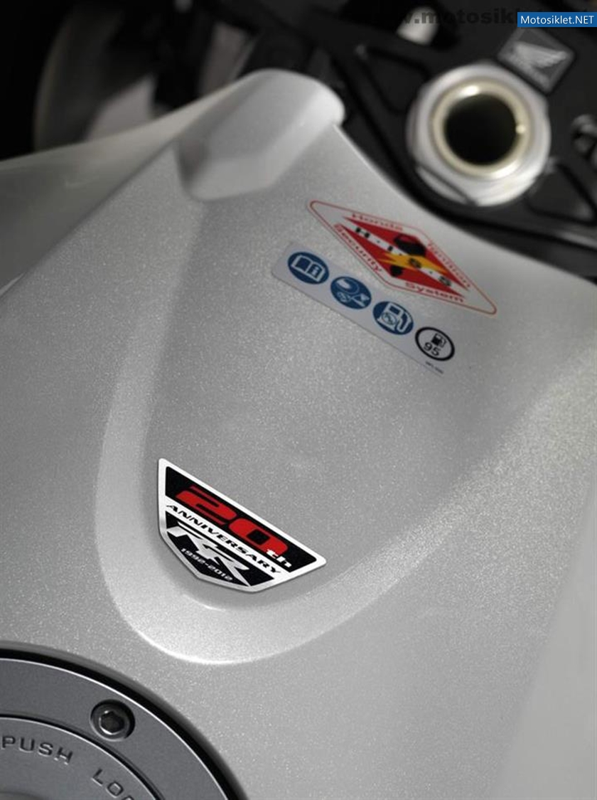 2012-Honda-CBR-1000RR-Fireblade-003