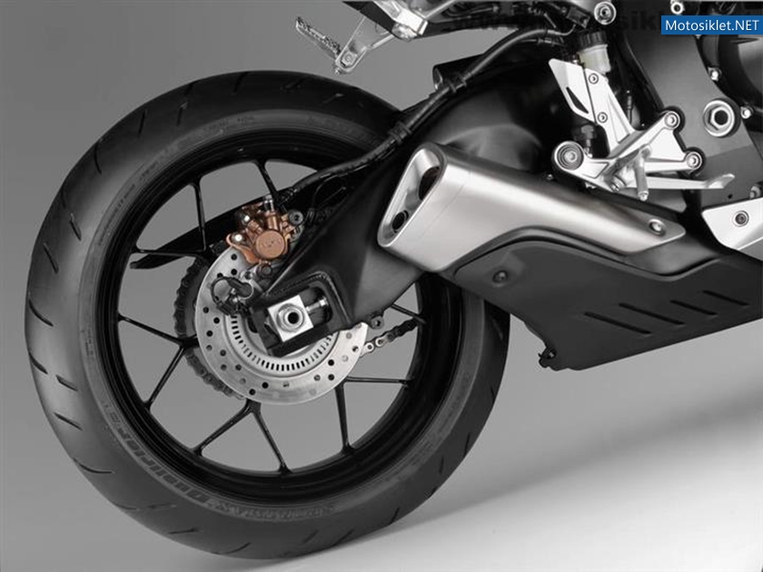 2012-Honda-CBR-1000RR-Fireblade-011