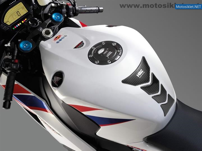 2012-Honda-CBR-1000RR-Fireblade-033