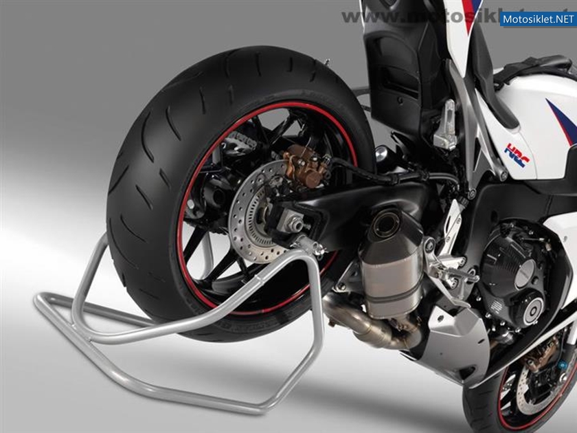 2012-Honda-CBR-1000RR-Fireblade-044
