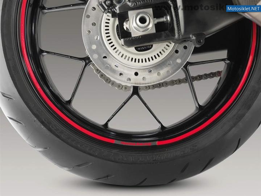 2012-Honda-CBR-1000RR-Fireblade-057