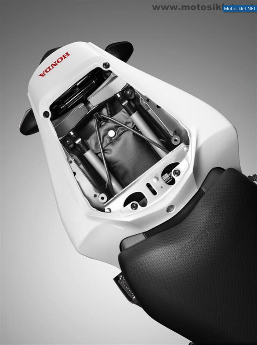 2012-Honda-CBR-1000RR-Fireblade-073