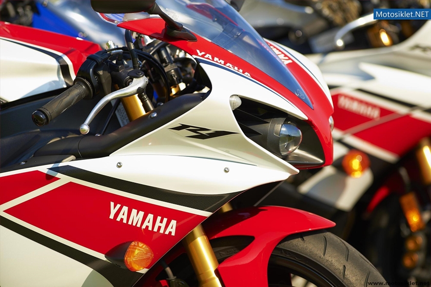 2012-Yamaha-YZF-R1-001