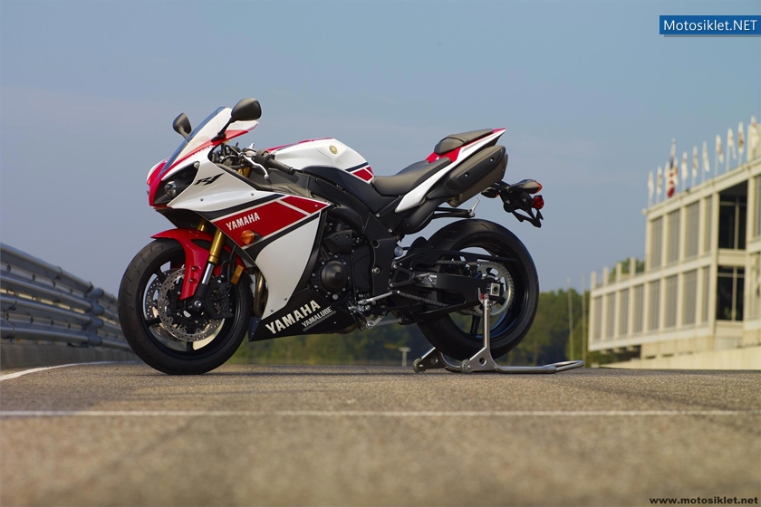 2012-Yamaha-YZF-R1-005