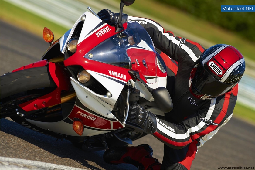 2012-Yamaha-YZF-R1-007