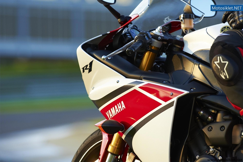 2012-Yamaha-YZF-R1-011