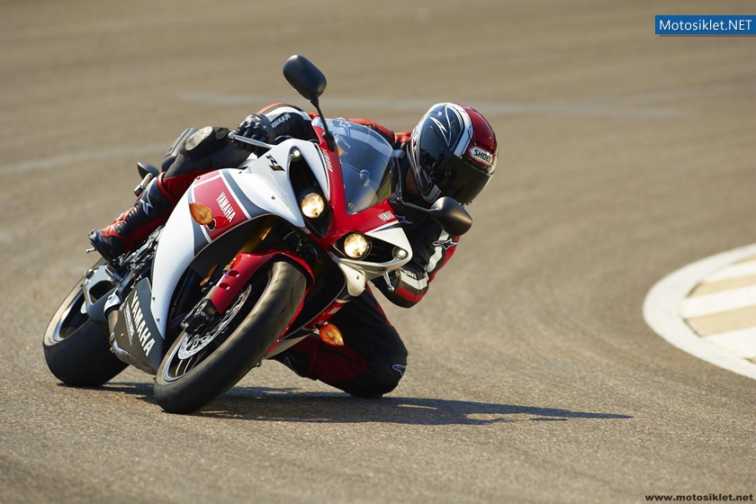 2012-Yamaha-YZF-R1-013