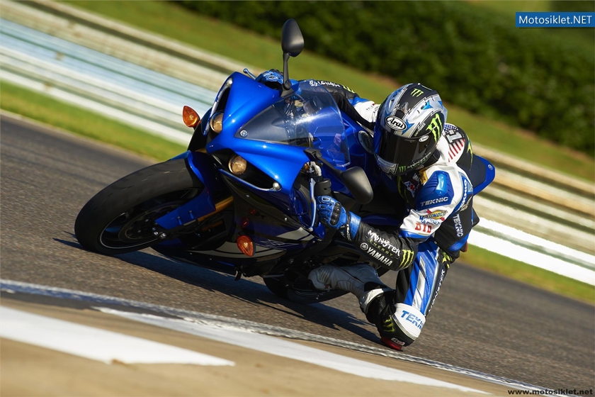2012-Yamaha-YZF-R1-015
