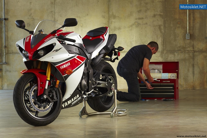 2012-Yamaha-YZF-R1-026
